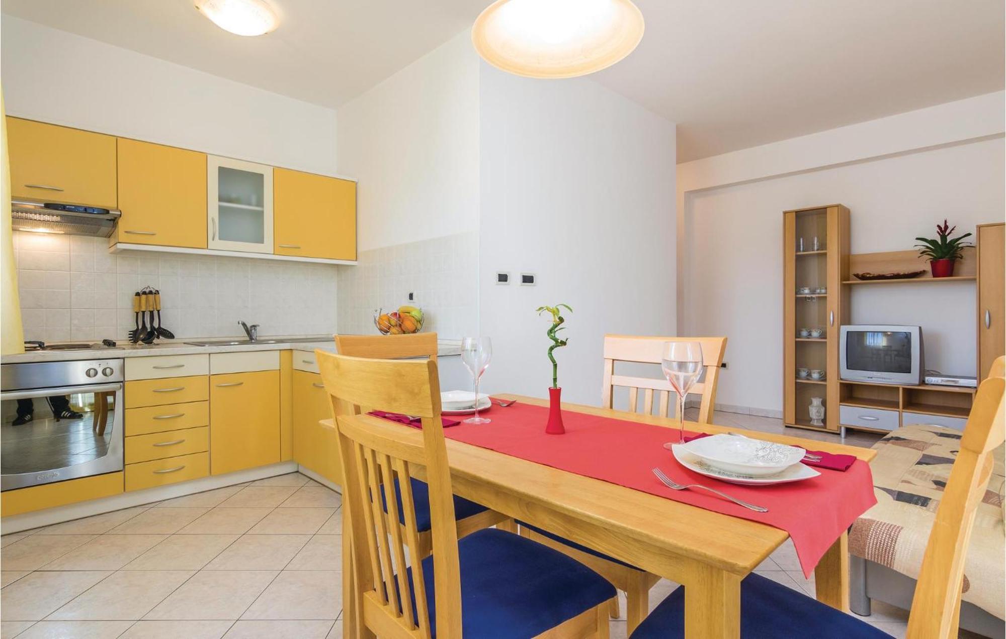 Cozy Apartment In Porec With Wifi Экстерьер фото