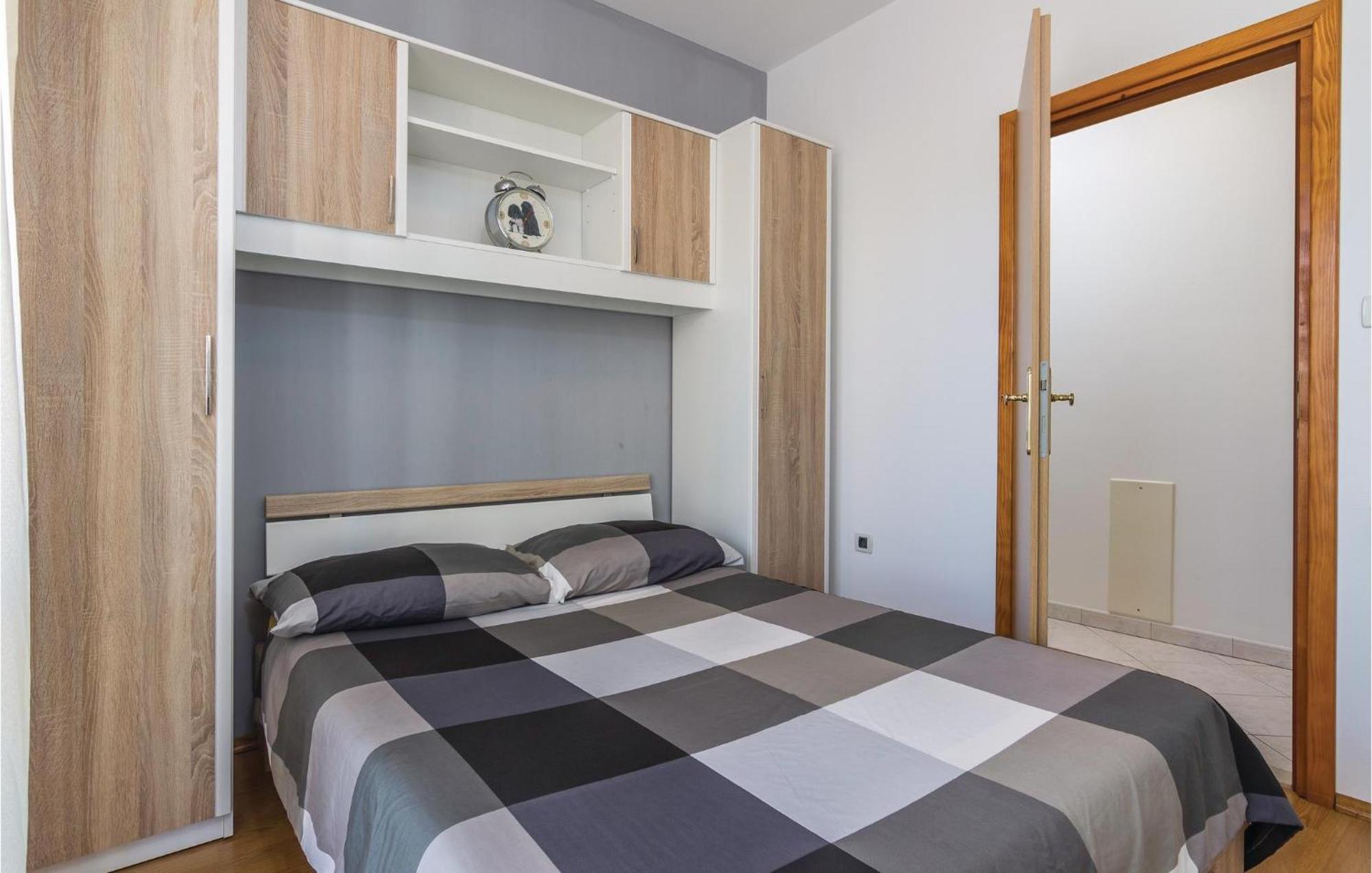 Cozy Apartment In Porec With Wifi Экстерьер фото