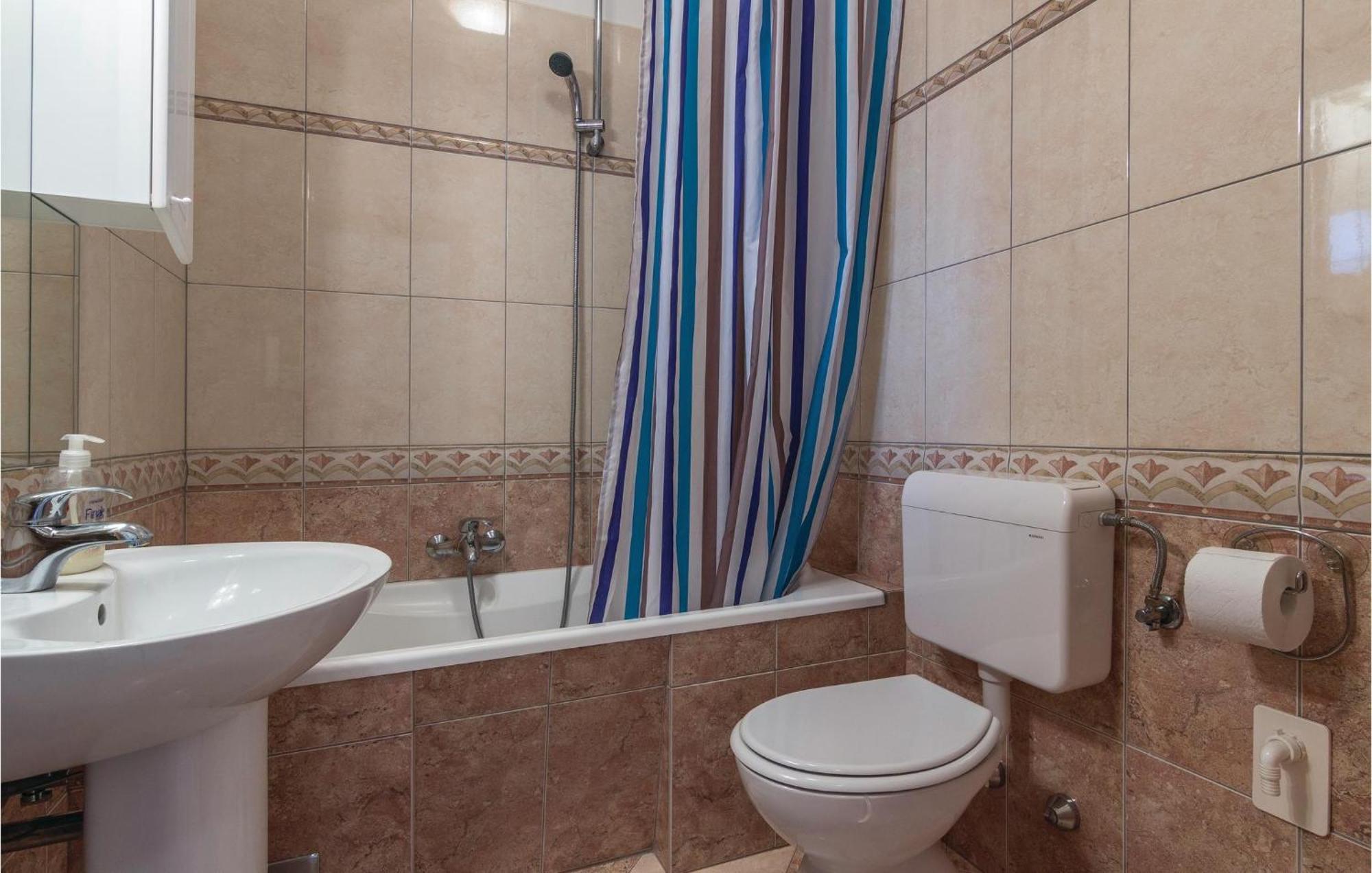 Cozy Apartment In Porec With Wifi Экстерьер фото