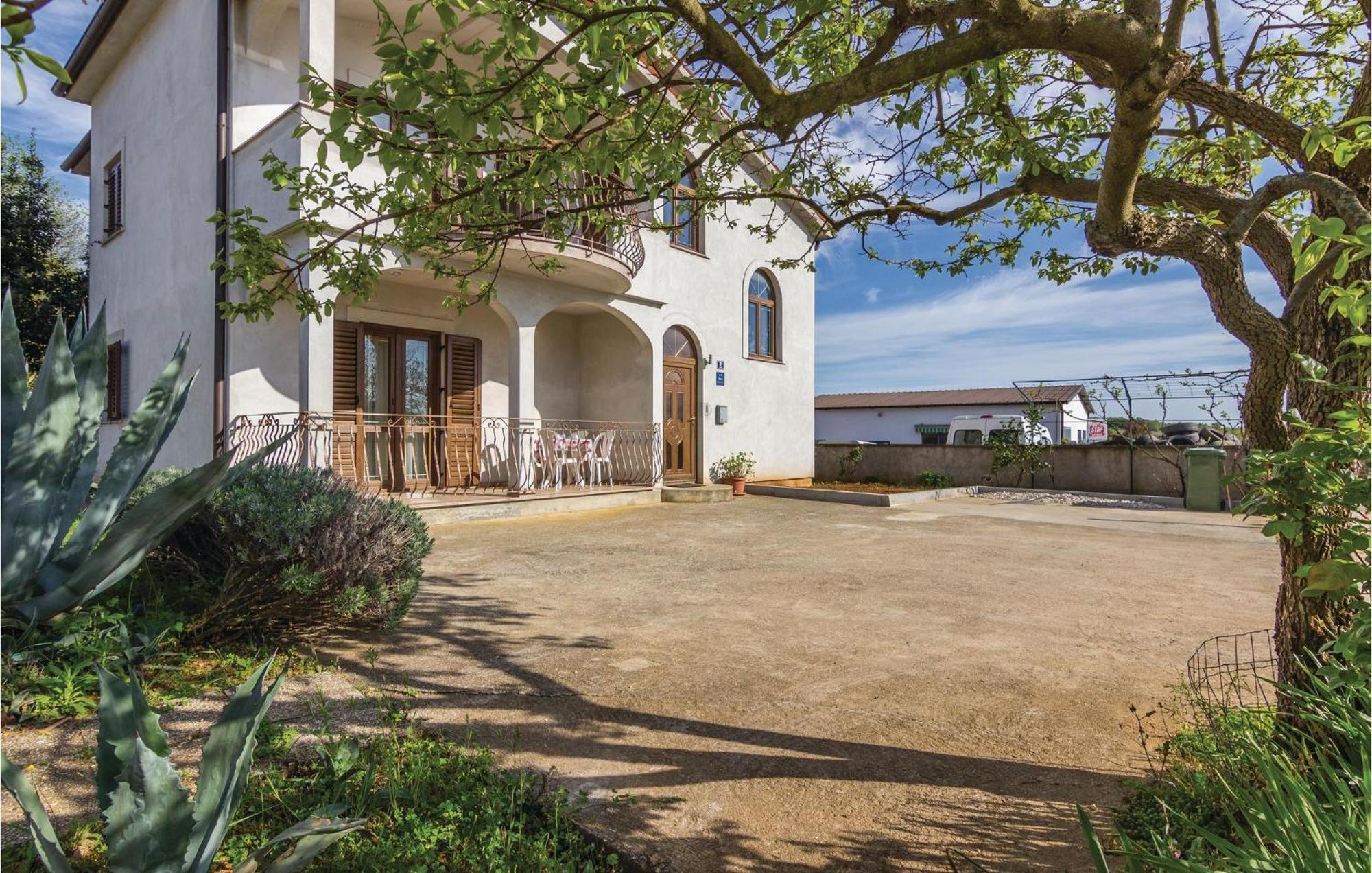 Cozy Apartment In Porec With Wifi Экстерьер фото